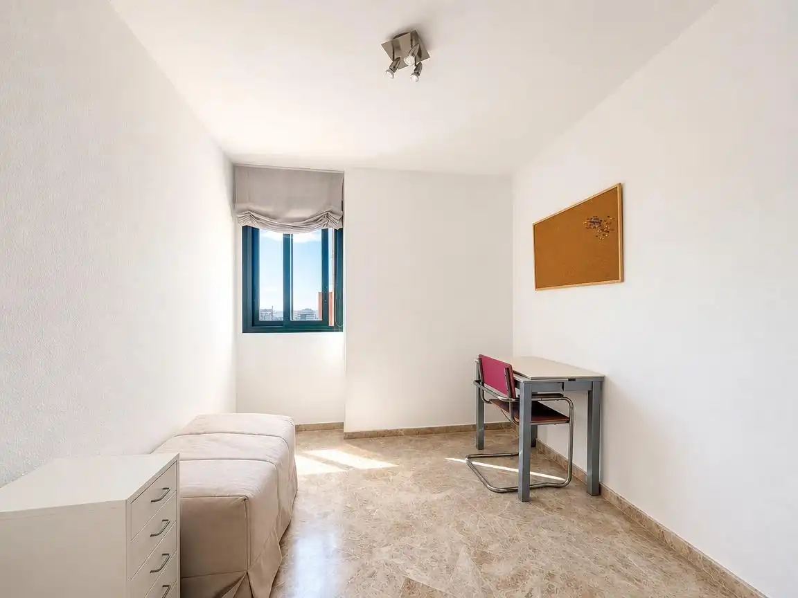 Schlafzimmer von Dachboden zur Miete in Alicante / Alacant mit Terrasse, Abstellraum und Möbliert