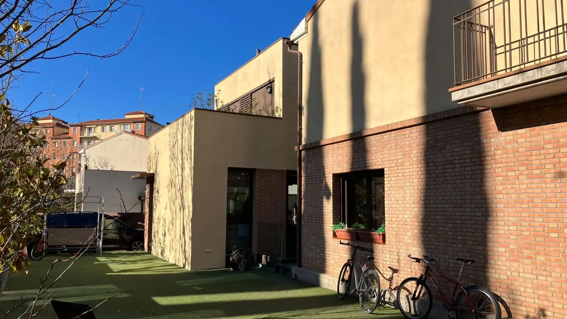 Vista exterior de Casa o xalet en venda en  Huesca Capital amb Jardí privat, Terrassa i Piscina