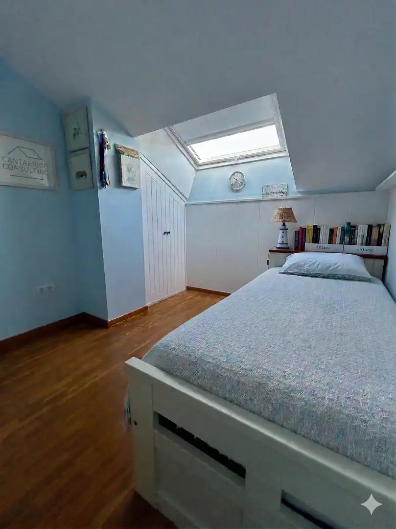 Schlafzimmer von Maisonette zum Verkauf in Navia mit Heizung, Parkett und Möbliert