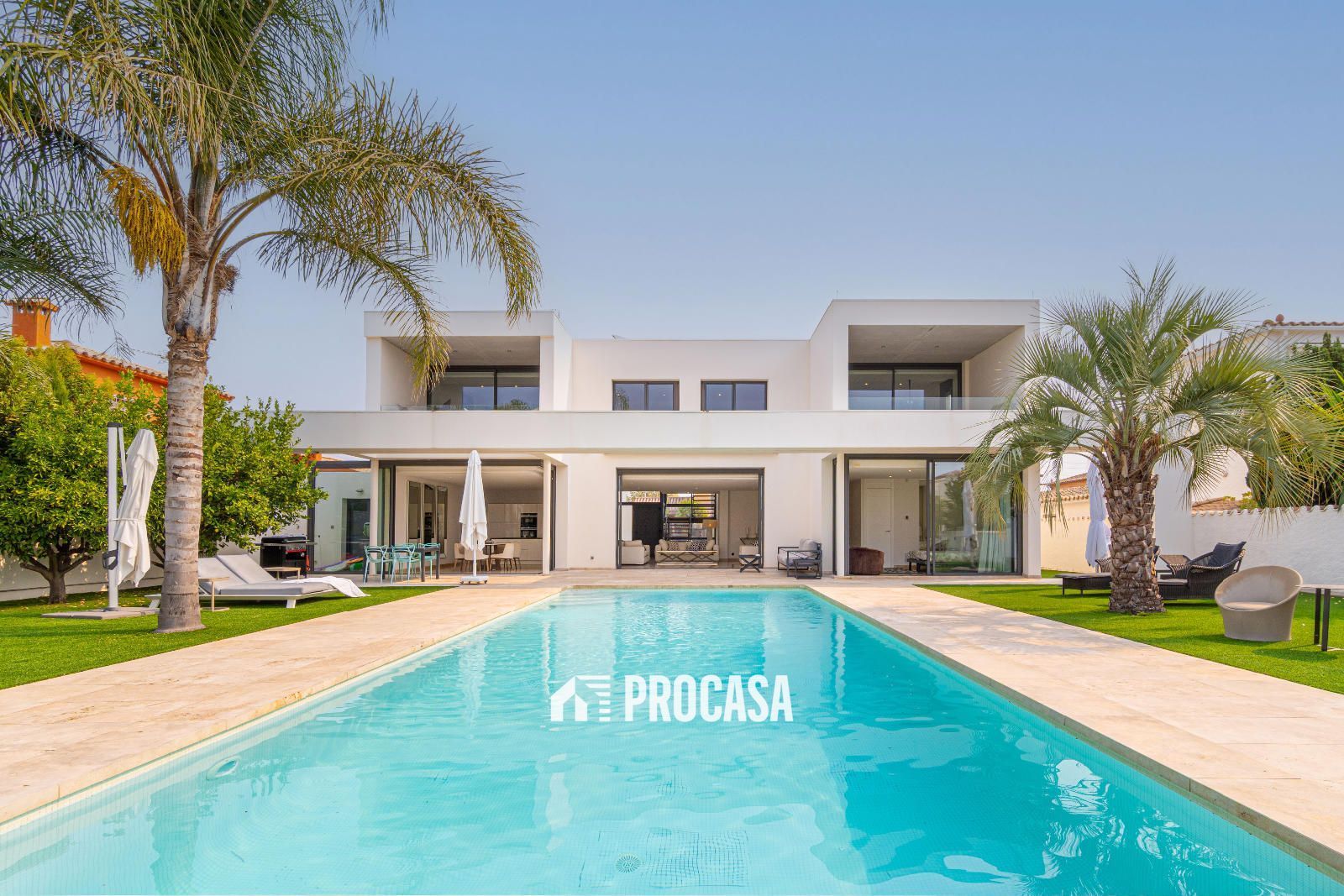Vista exterior de Casa o xalet en venda en Empuriabrava amb Aire condicionat, Calefacció i Piscina