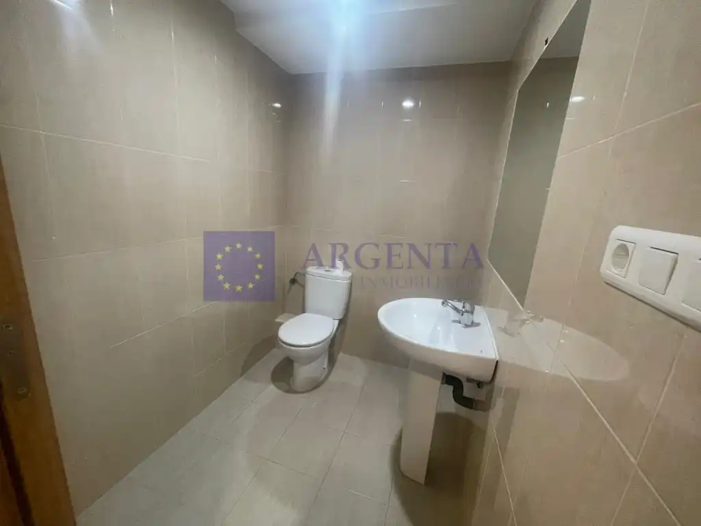 Local comercial en alquiler en Avenida España, imagen 4