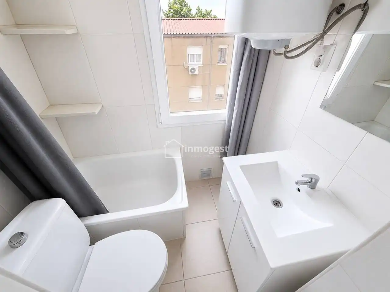Baño de Piso en venta en Girona con Calefacción, Amueblado y Balcón