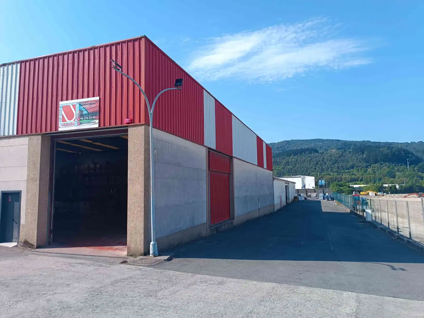 Vista exterior de Nave industrial en venta en Derio