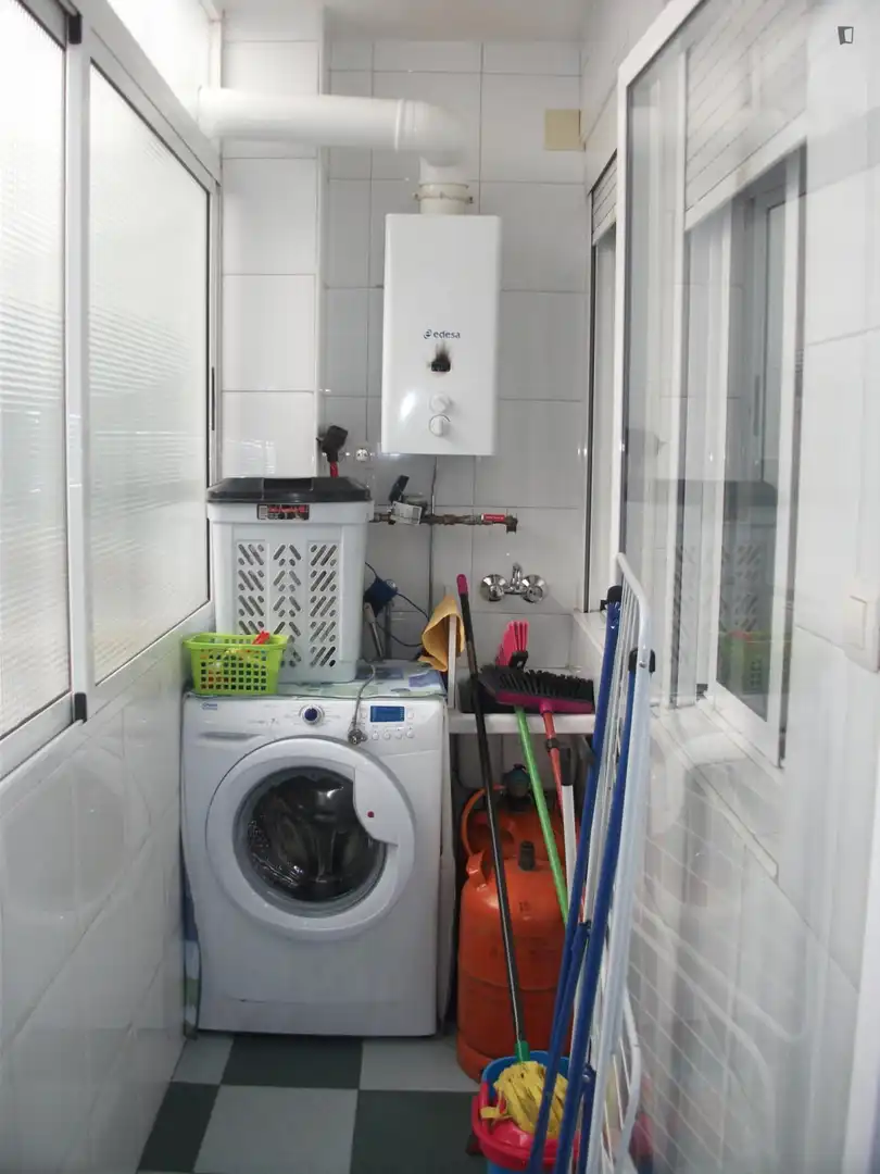 Bany de Apartament per a compartir en Granada amb Moblat, Forn i Rentadora
