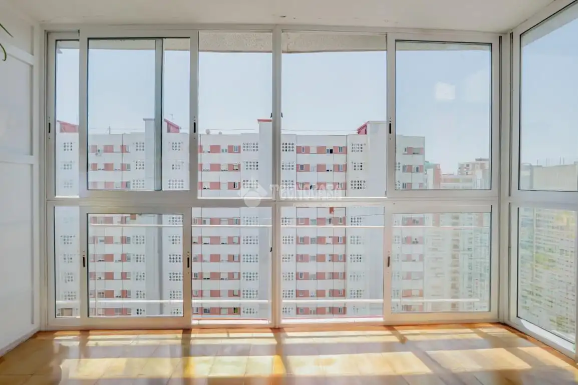 Vista exterior de Pis en venda en L'Hospitalet de Llobregat amb Balcó