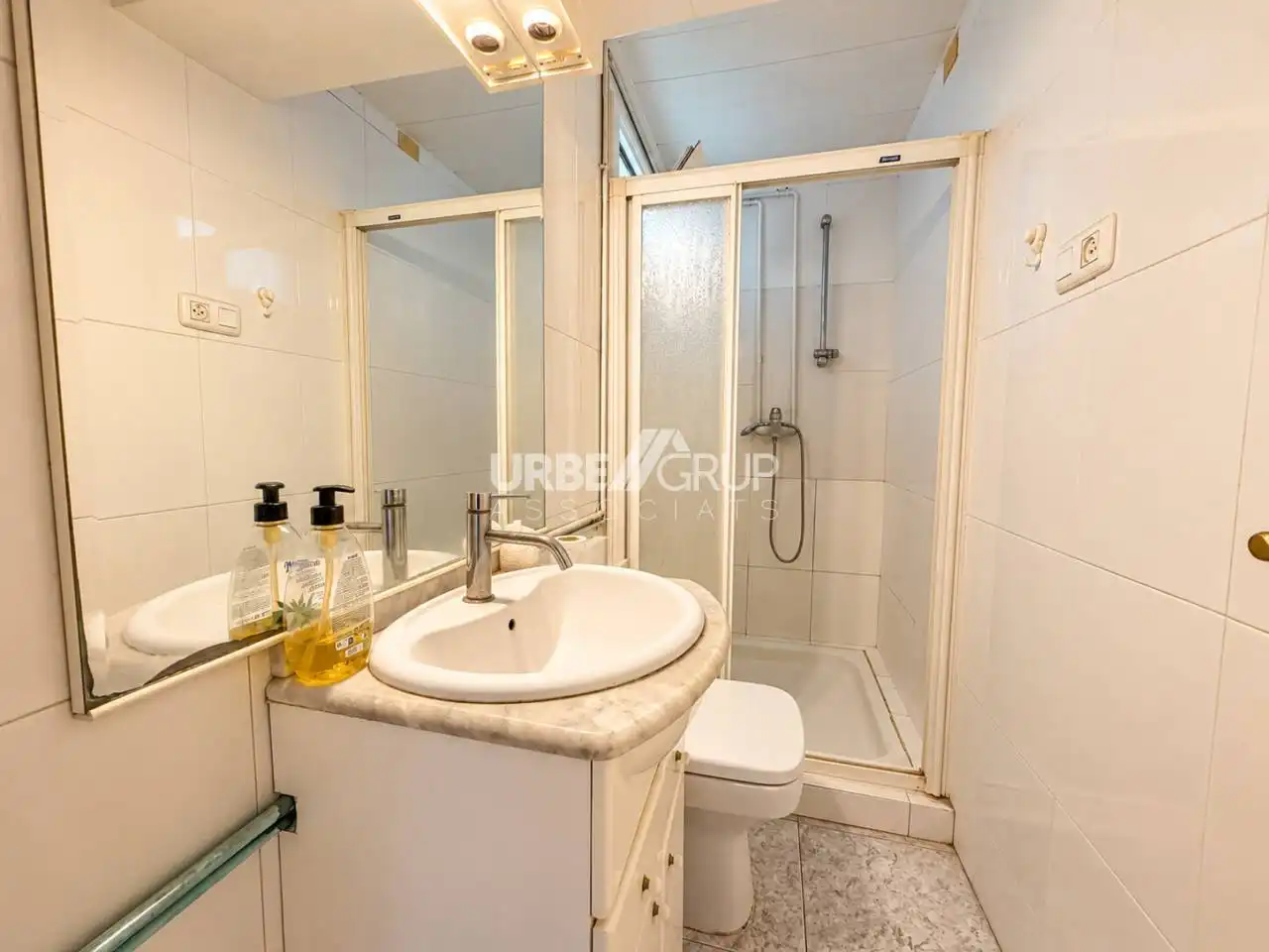 Badezimmer von Wohnung zum Verkauf in Terrassa mit Terrasse und Balkon