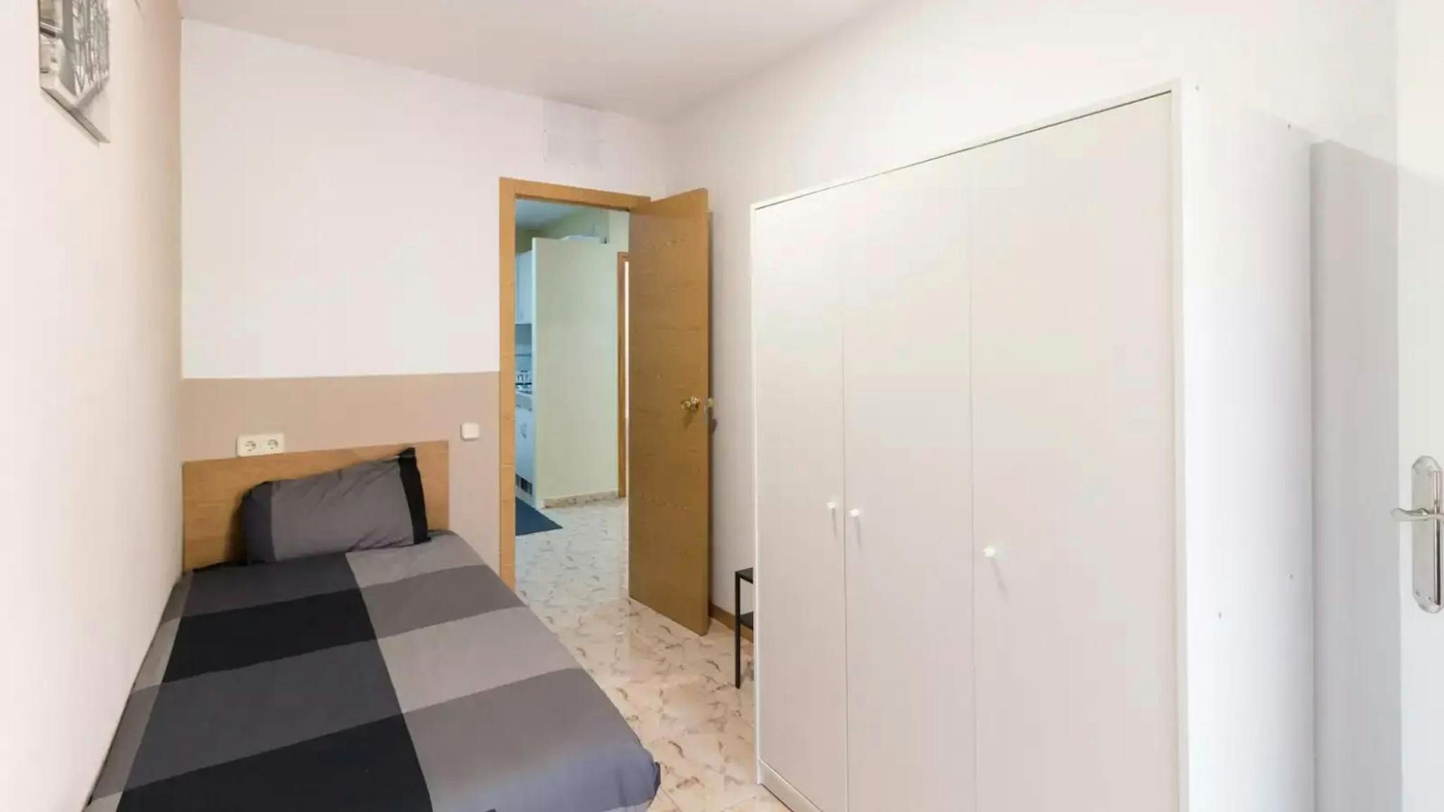 Bedroom of Flat to share in  Barcelona Capital  with Washing machine