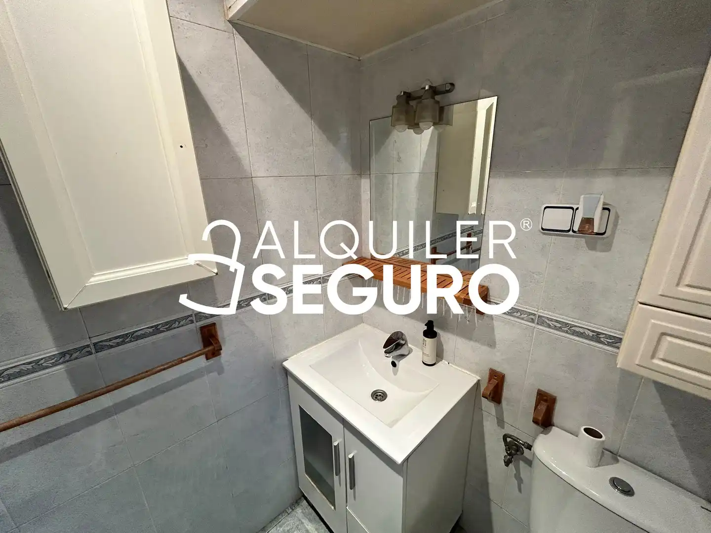 Bathroom of Flat for rent in Madrid  with Air Conditioner, Heating and Furnished