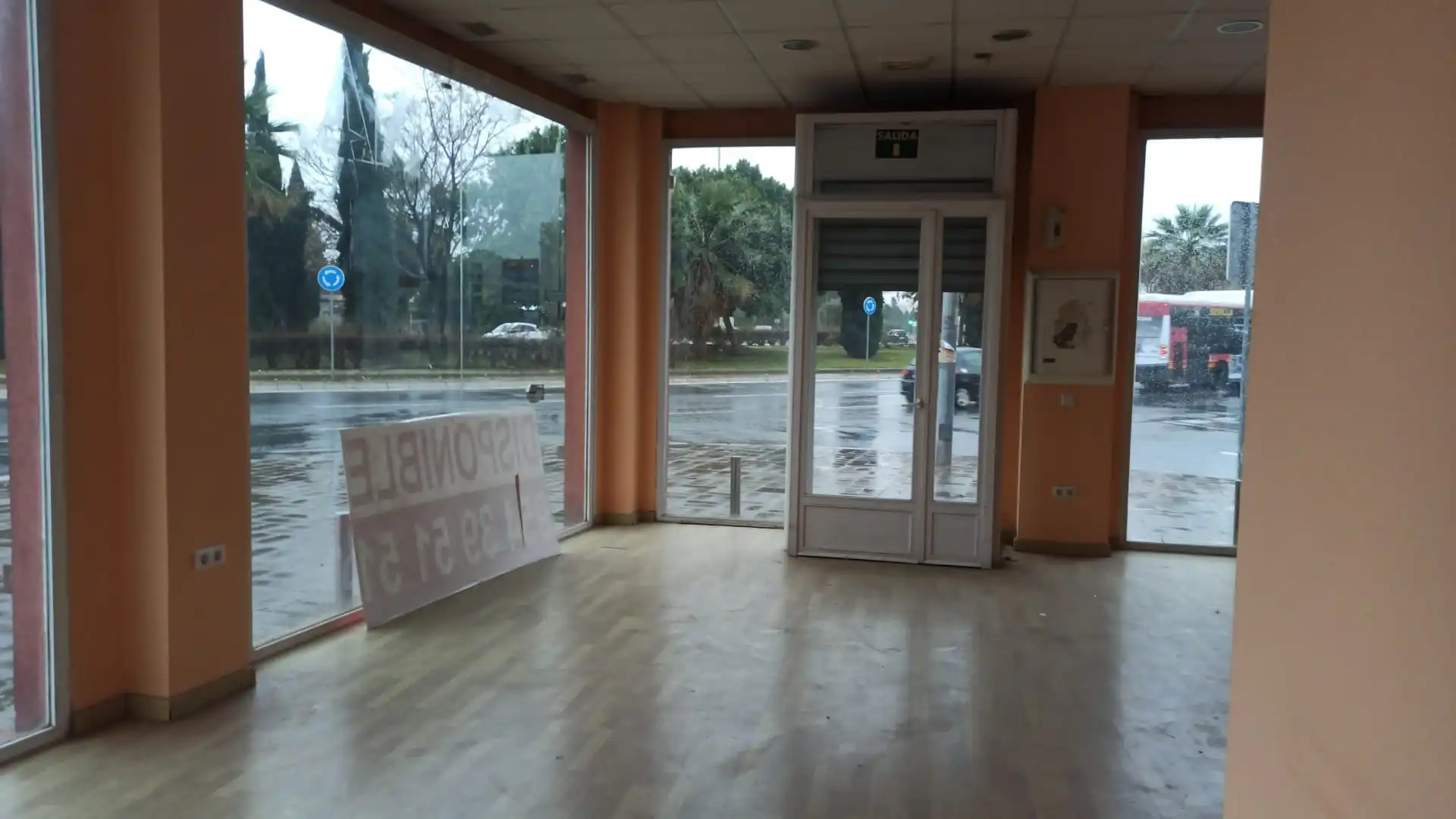 Local de alquiler en Sevilla con Aire acondicionado, Parquet y Alarma