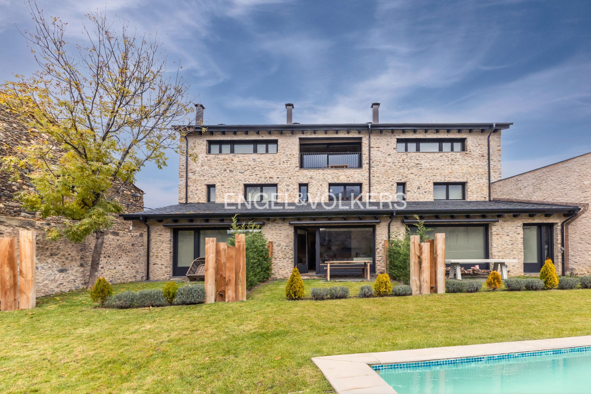 Vista exterior de Casa adosada en venda en Puigcerdà amb Calefacció, Jardí privat i Parquet