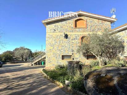 Vista exterior de Casa o xalet en venda en Malpartida de Cáceres amb Aire condicionat, Calefacció i Traster