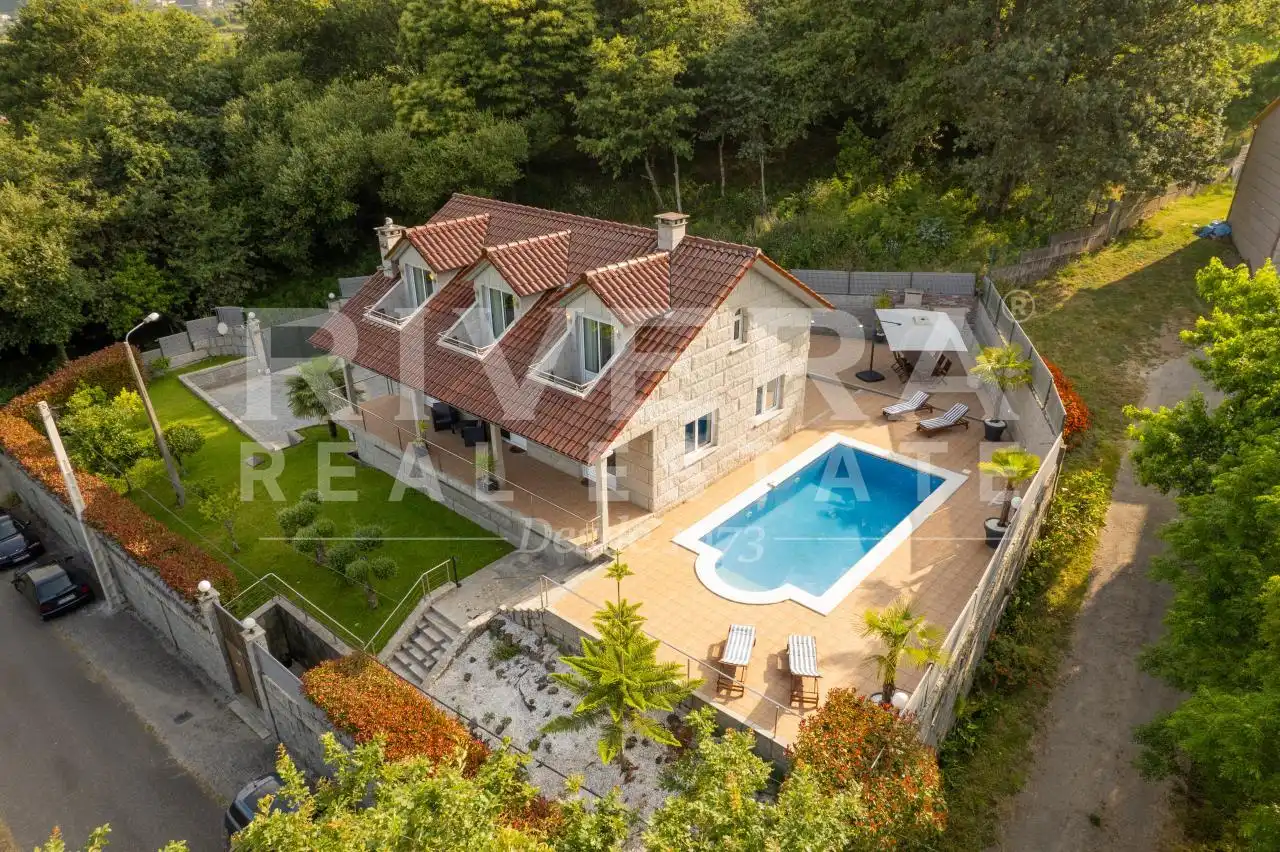Casa amb terrassa en venda a Lugar Carballas