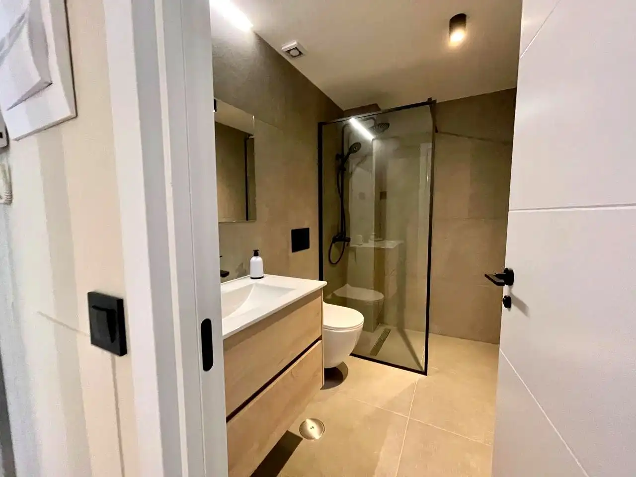 Bany de Apartament de lloguer en Madrid amb Aire condicionat, Calefacció i Moblat