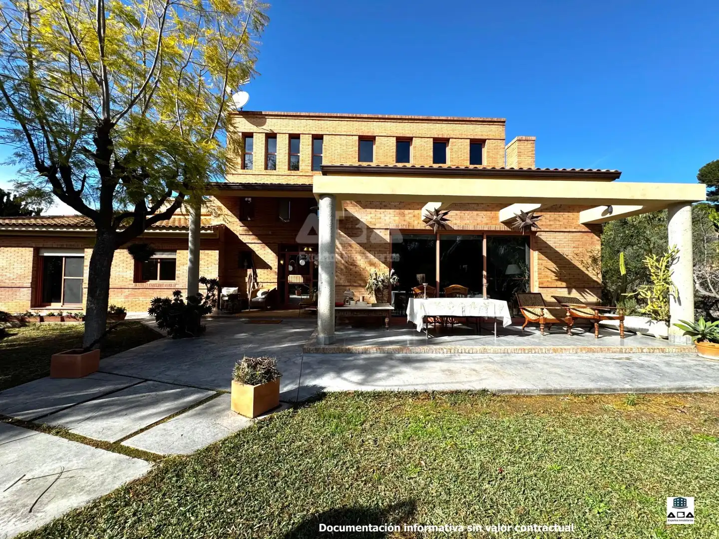 Vista exterior de Casa o xalet en venda en Alicante / Alacant amb Calefacció, Jardí privat i Terrassa