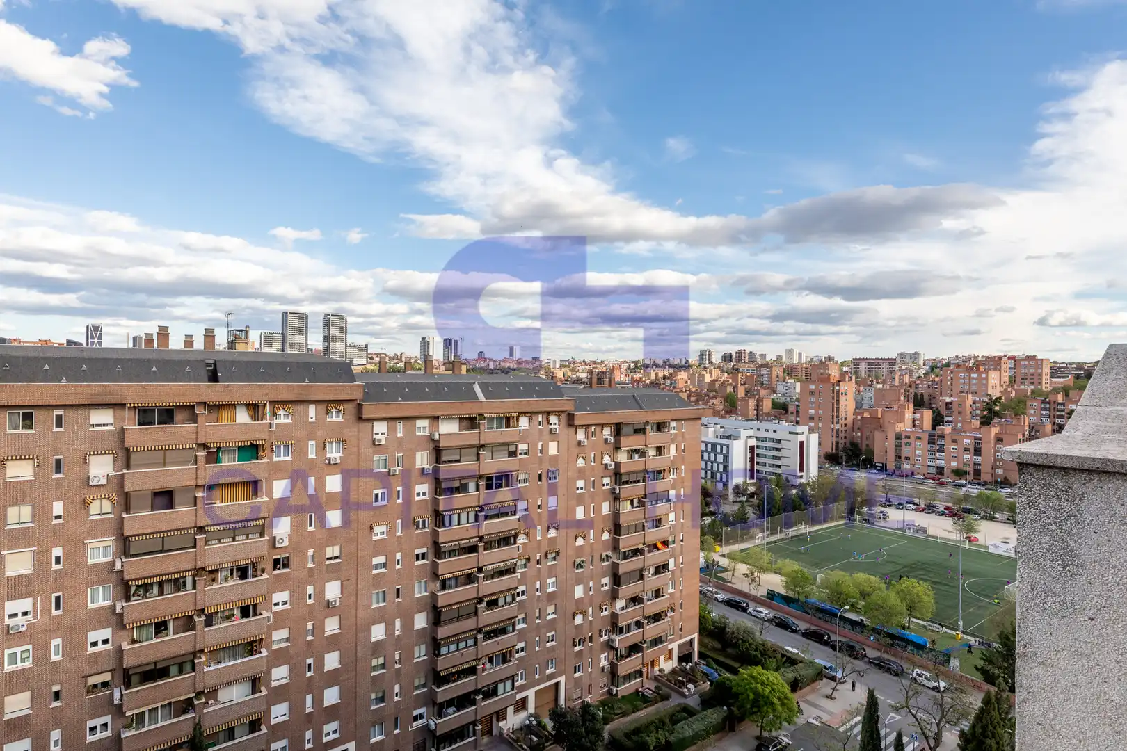Vista exterior de Estudi en venda en  Madrid Capital amb Parquet i Terrassa