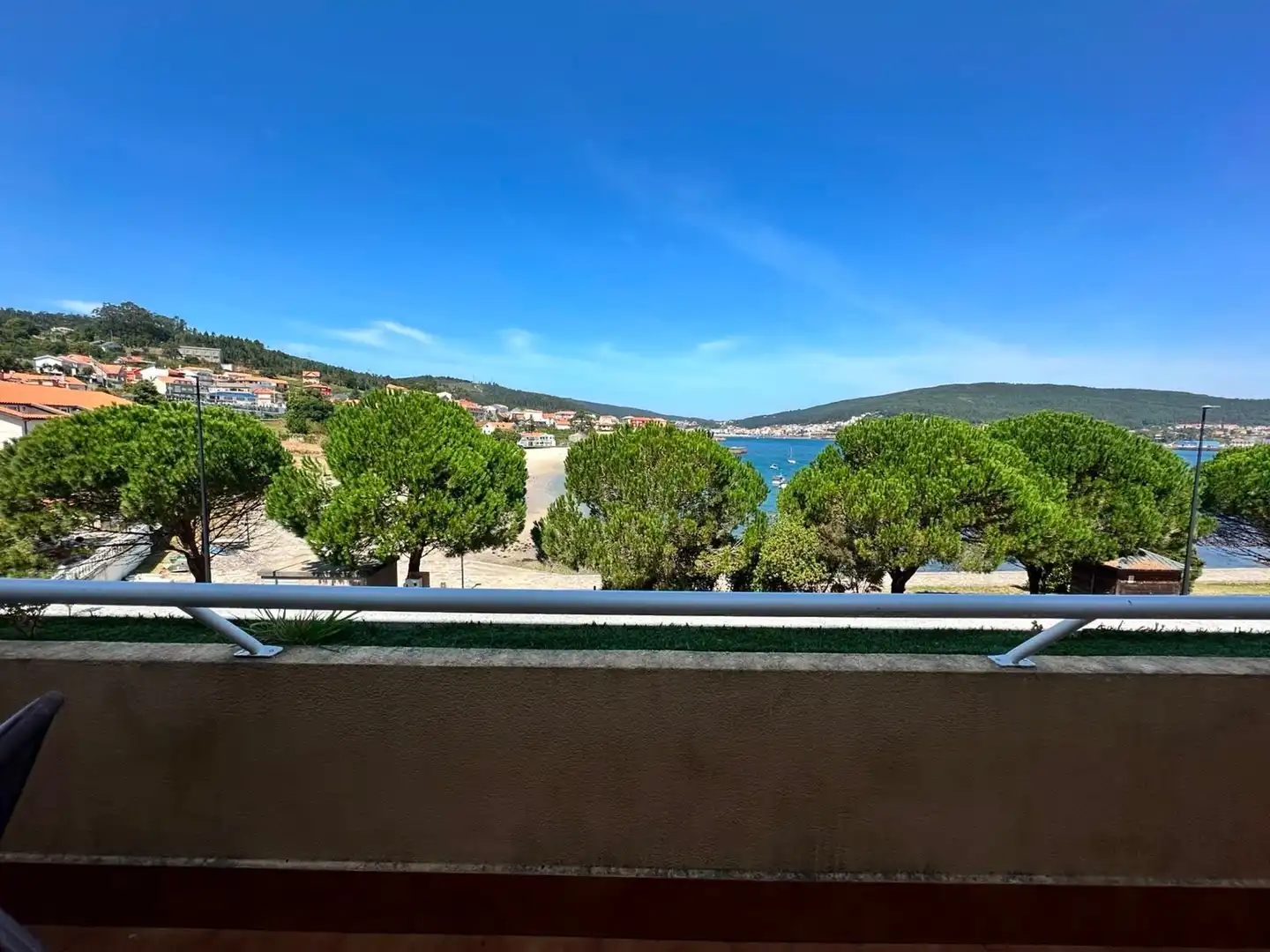 Vista exterior de Pis de lloguer en Corcubión amb Terrassa, Traster i Moblat