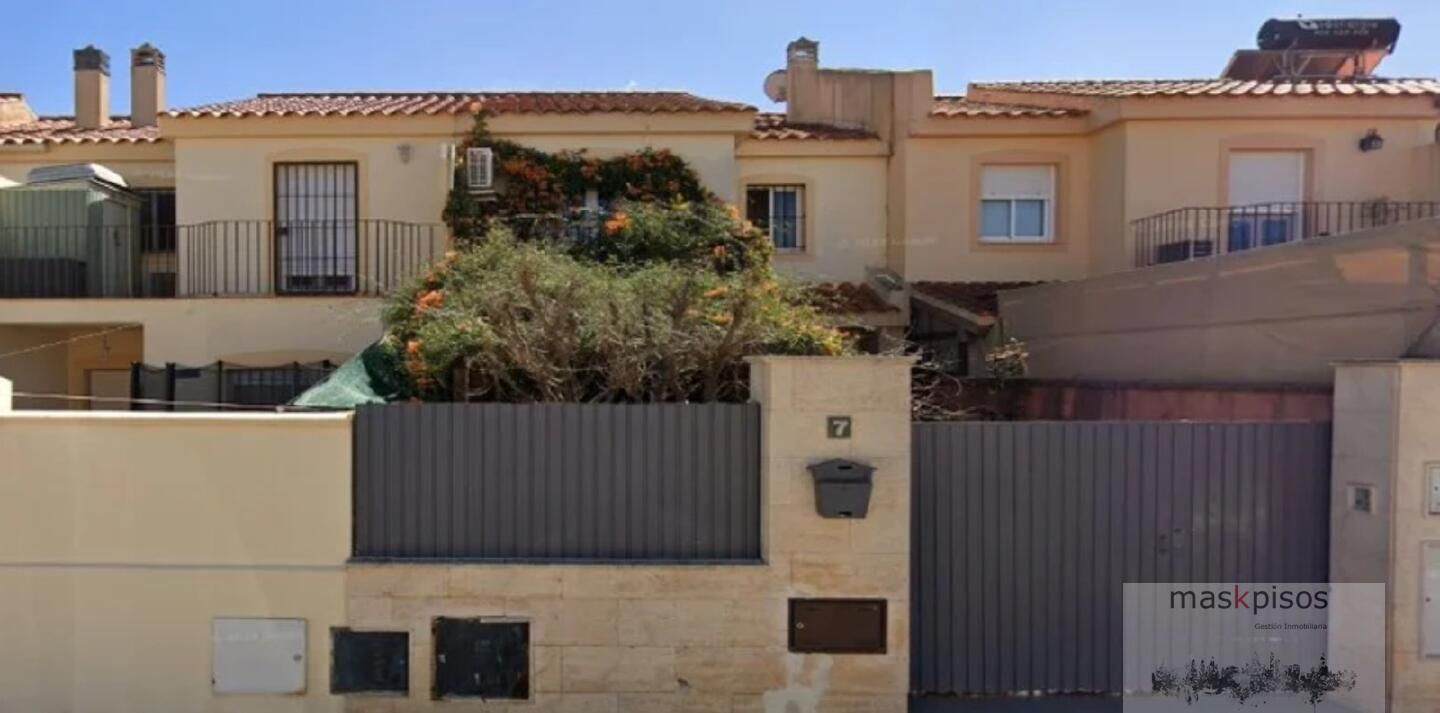 Vista exterior de Casa adosada en venda en Jerez de la Frontera amb Balcó