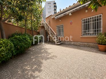 Casa amb jardí en venda a Carrer de l'Estalvi
