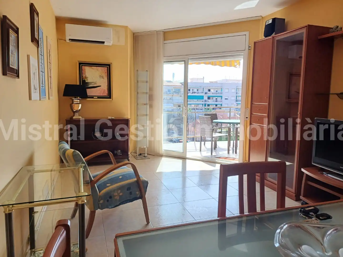 Wohnzimmer von Dachboden zum Verkauf in Calafell mit Klimaanlage, Terrasse und Abstellraum