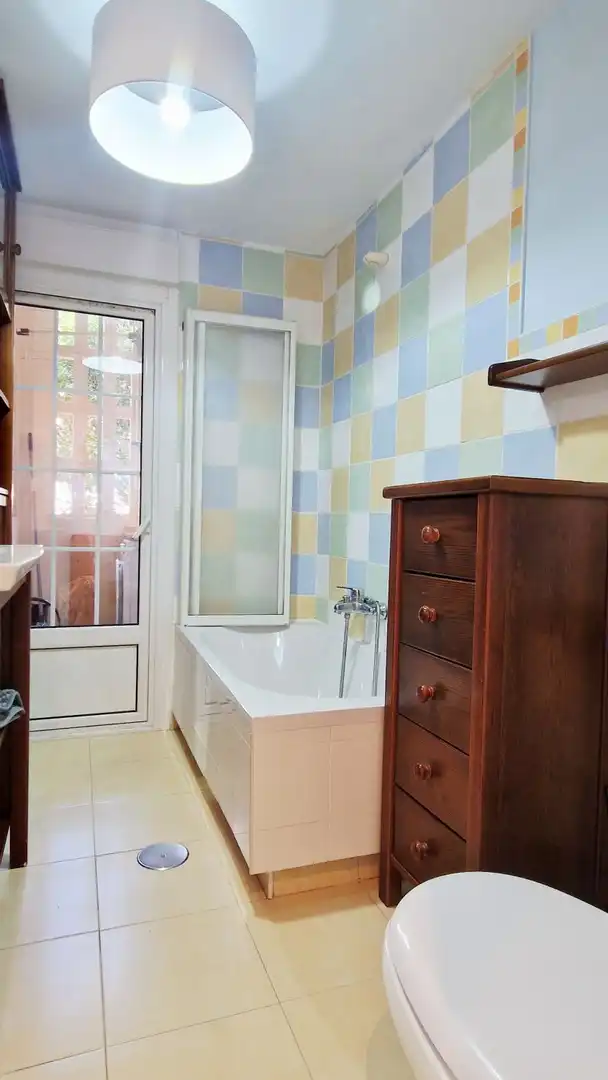 Baño de Piso de alquiler en Torrelavega  con Calefacción, Amueblado y Balcón