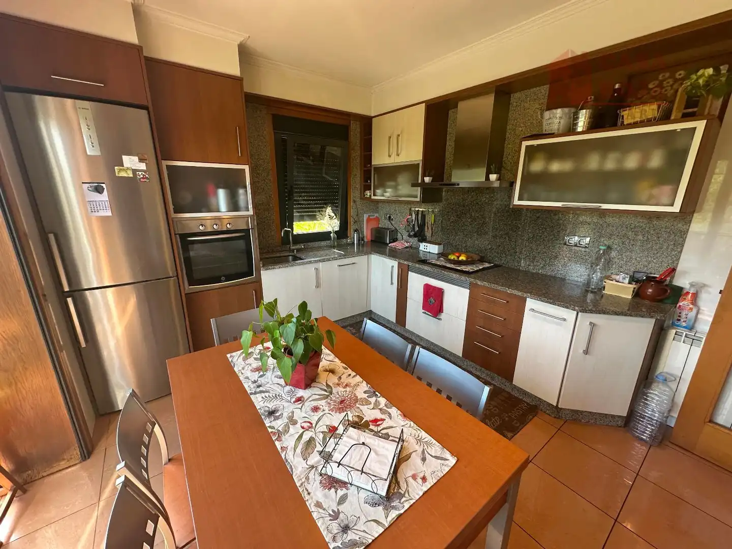 Cuina de Casa o xalet en venda en Cangas  amb Calefacció, Terrassa i Traster