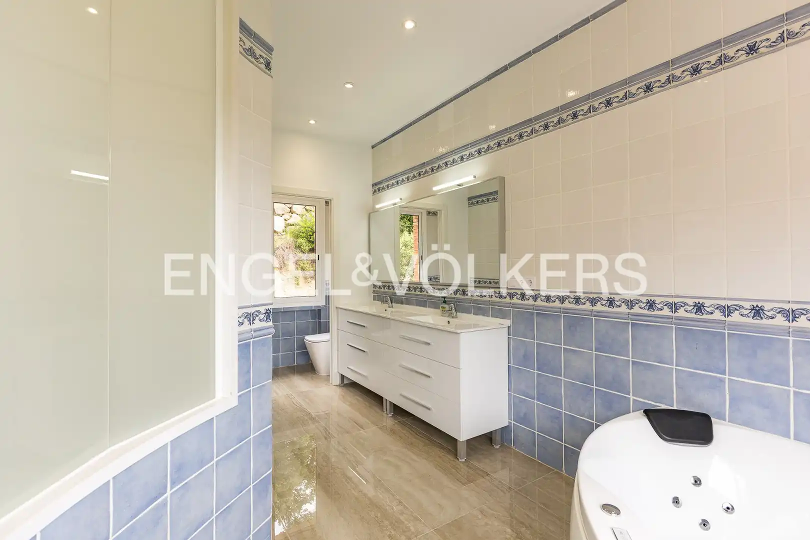 Baño de Casa o chalet de alquiler en Corbera de Llobregat con Aire acondicionado, Calefacción y Jardín privado