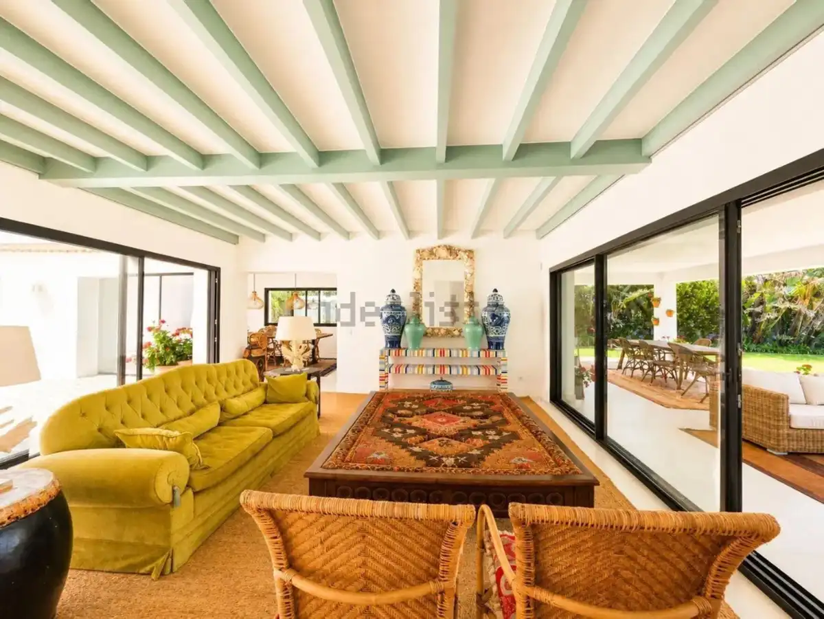 Sala d'estar de Casa o xalet de lloguer en Estepona amb Aire condicionat, Jardí privat i Terrassa