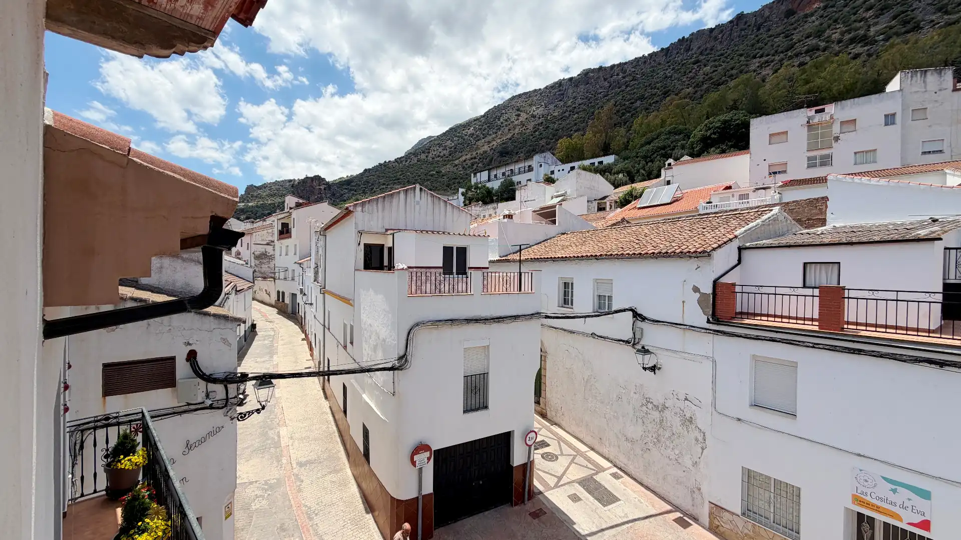 Vista exterior de Casa adosada en venda en Benaoján amb Terrassa