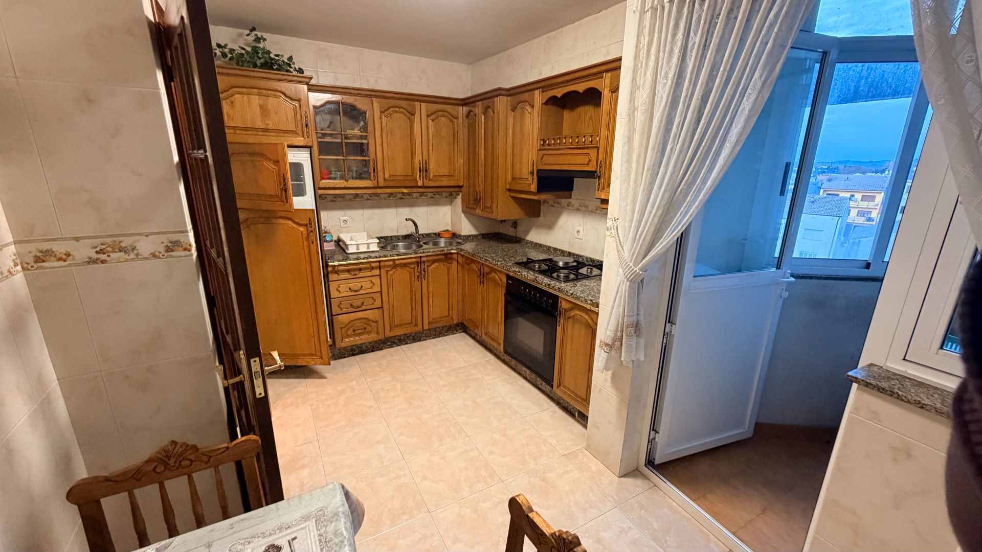 Küche von Wohnung miete in Sarria mit Heizung, Abstellraum und Möbliert