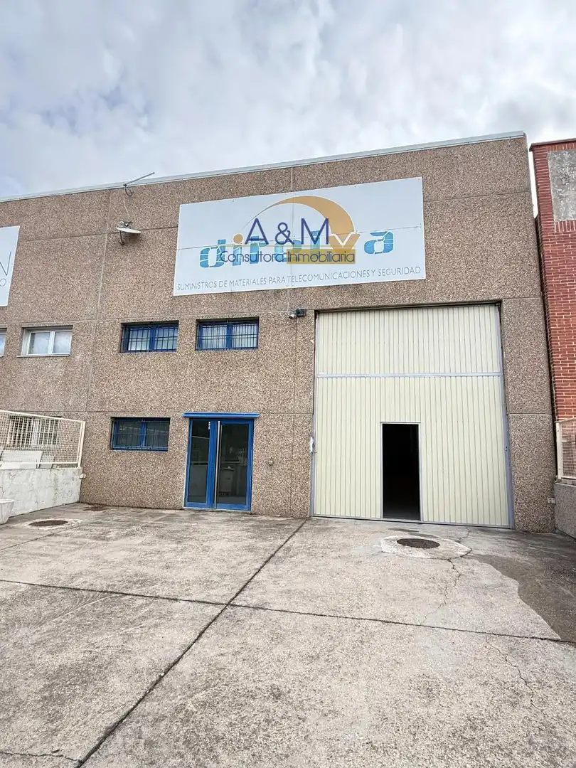 Außenansicht von Fabrikhallen zur Miete in Valladolid mit Heizung