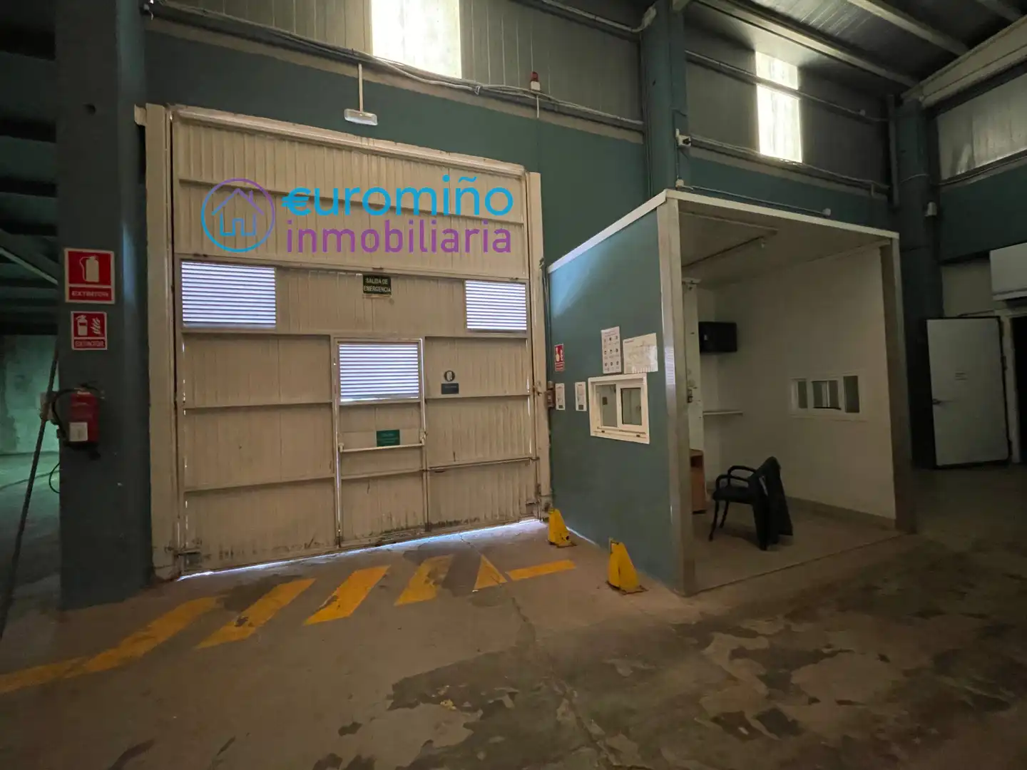 Parkplatz von Fabrikhallen zur Miete in Salvaterra de Miño mit Alarm
