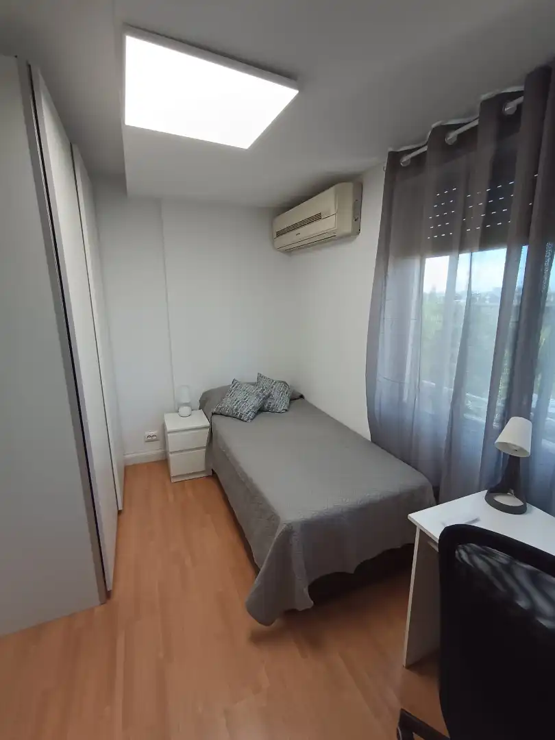 Habitación de Piso para compartir en Madrid con Amueblado, Lavadora y Microondas