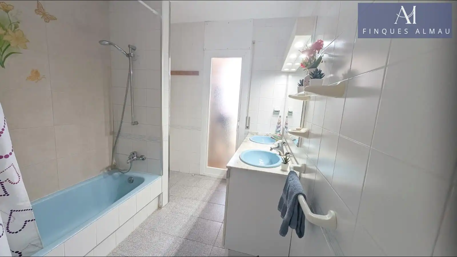 Bathroom of Detached homes for sale in Vilanova i la Geltrú  with Air Conditioner, Heating and Private garden