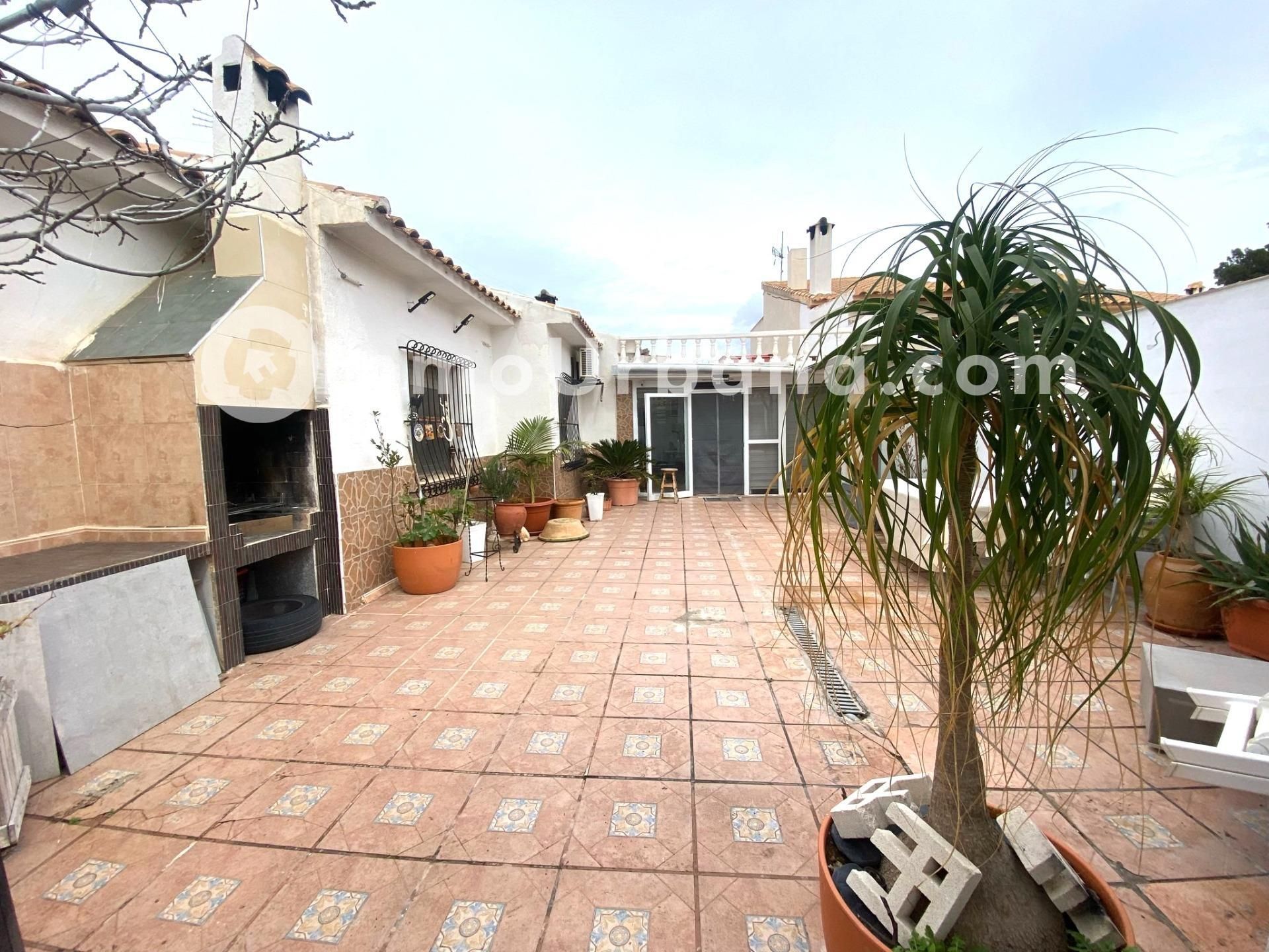 Vista exterior de Casa adosada en venta en Busot con Aire acondicionado, Calefacción y Jardín privado