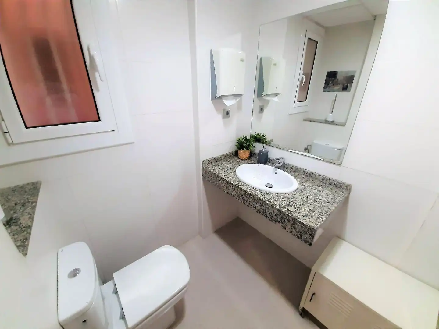 Badezimmer von Büro zur Miete in Barcelona mit Klimaanlage, Heizung und Möbliert