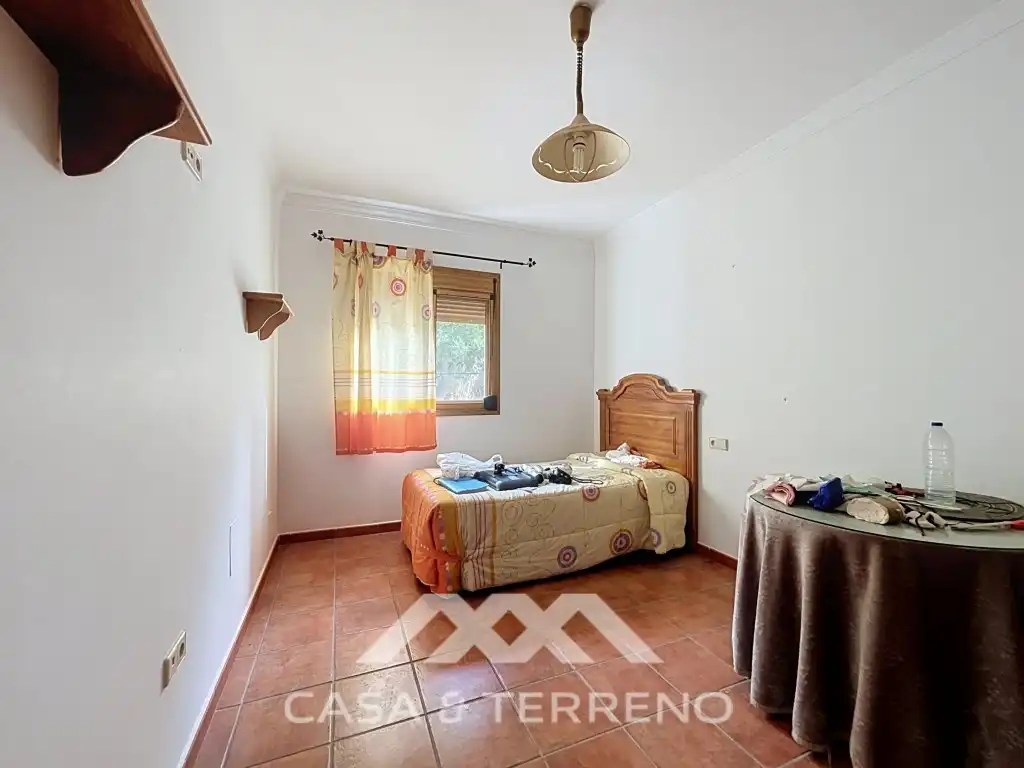 Dormitori de Casa o xalet en venda en El Burgo amb Aire condicionat, Jardí privat i Moblat