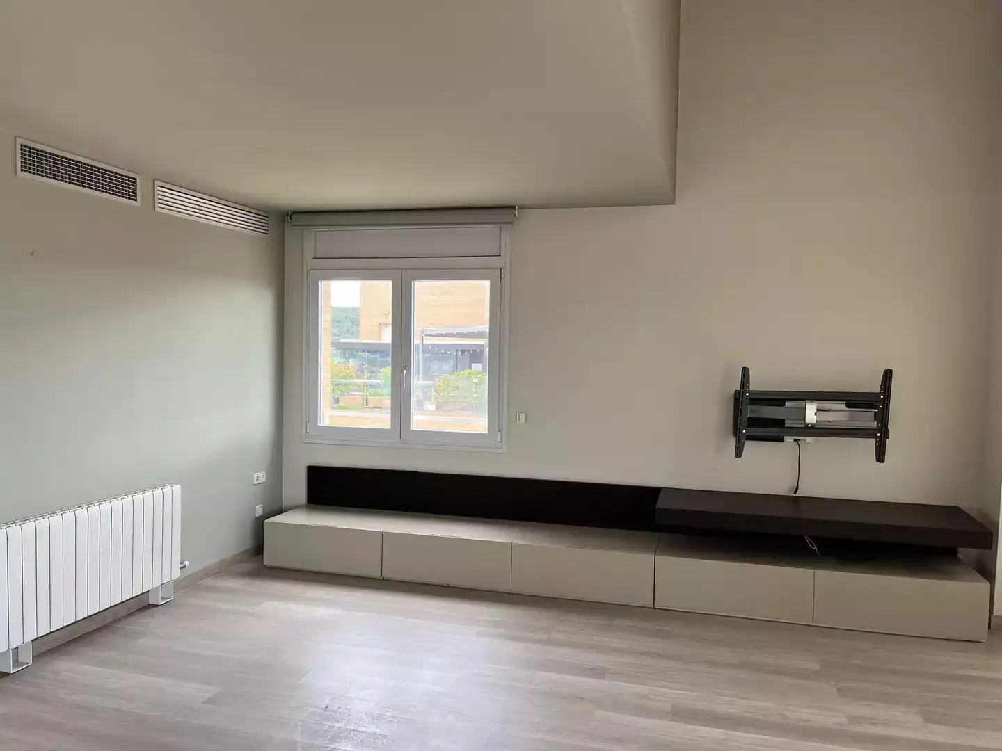 Living room of Flat for sale in Girona  with Air Conditioner, Heating and Parquet flooring