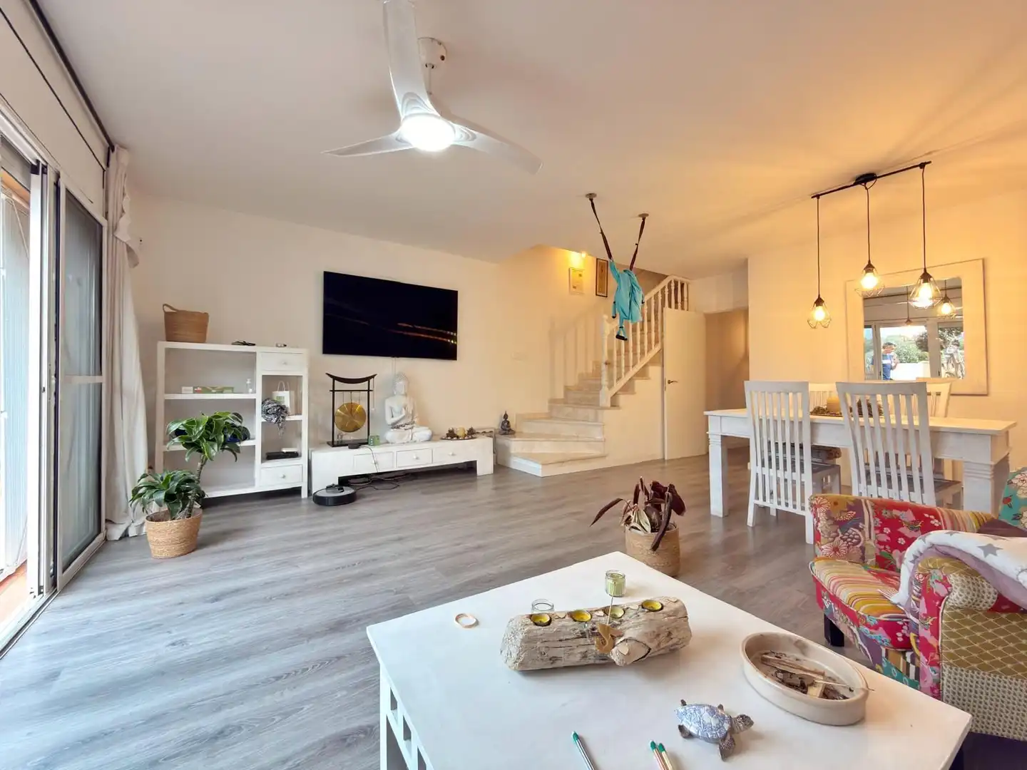 Sala d'estar de Casa adosada en venda en Cubelles amb Calefacció, Terrassa i Piscina comunitària