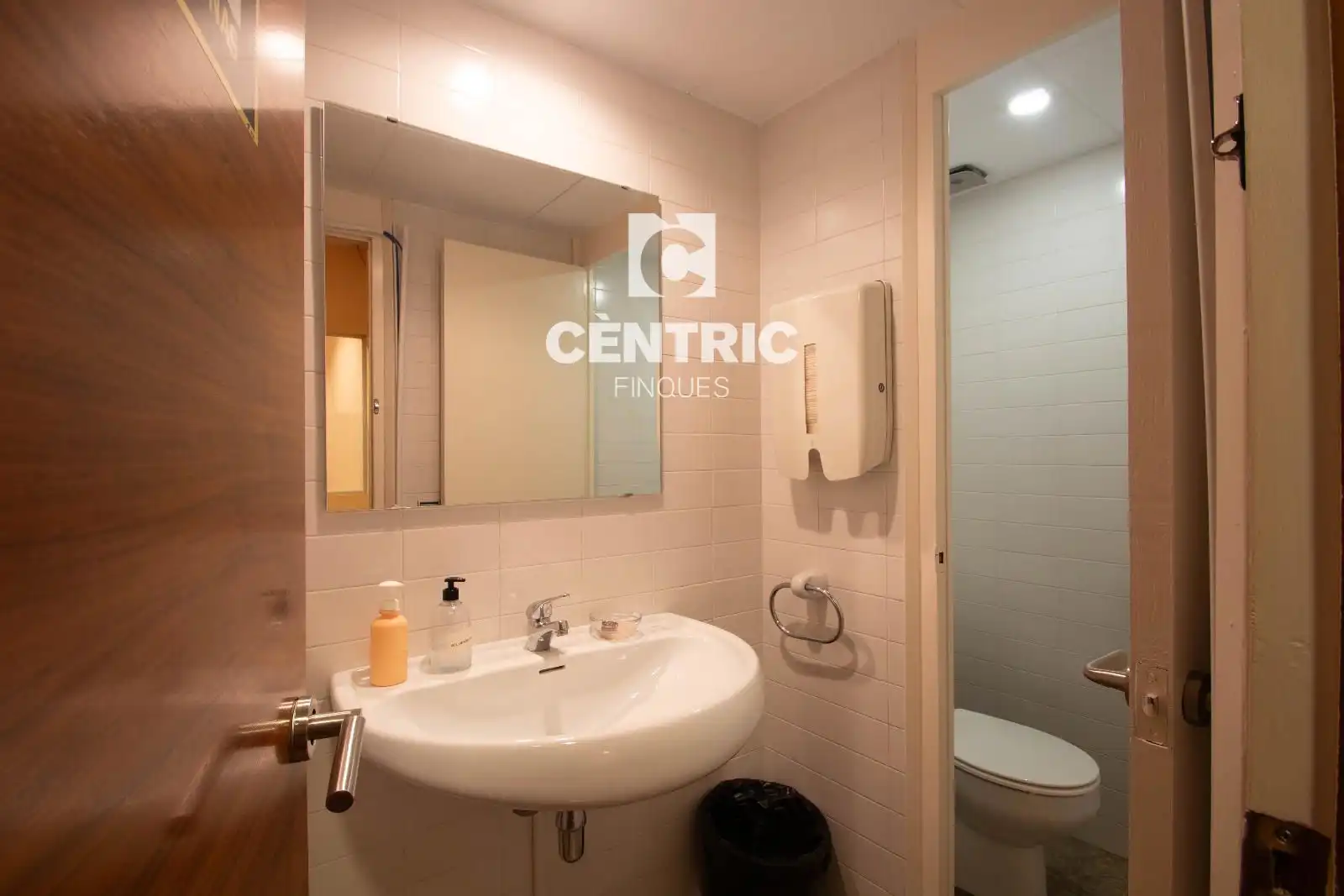 Baño de Oficina de alquiler en Terrassa