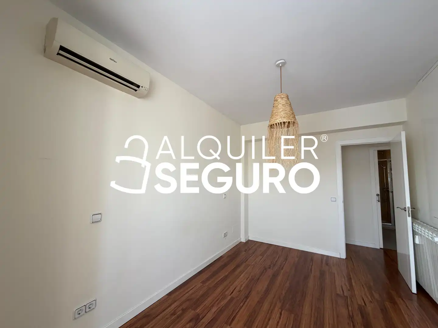 Schlafzimmer von Wohnung zur Miete in Madrid mit Klimaanlage, Heizung und Terrasse