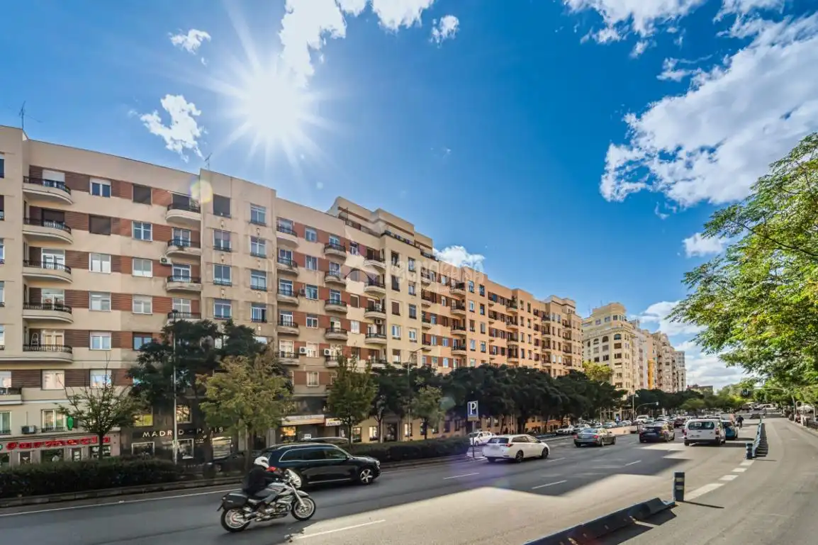 Außenansicht von Wohnung zum Verkauf in Madrid mit Parkett