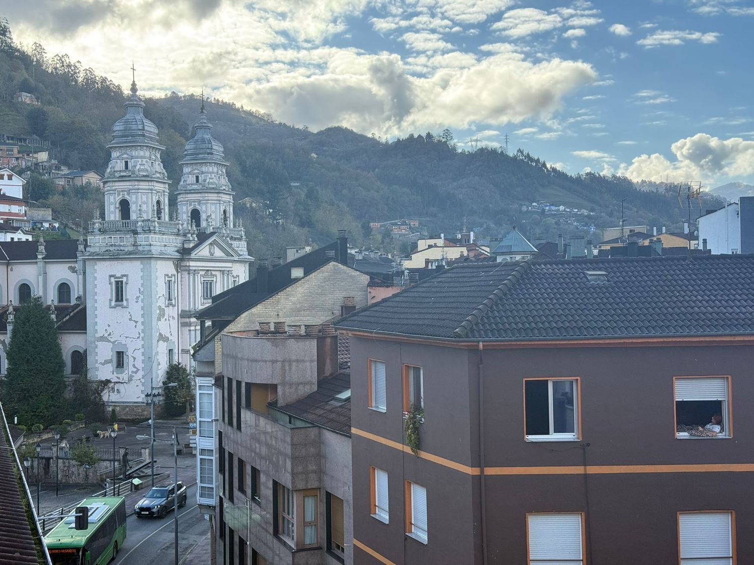 Vista exterior de Pis en venda en Mieres (Asturias) amb Calefacció, Terrassa i Piscina