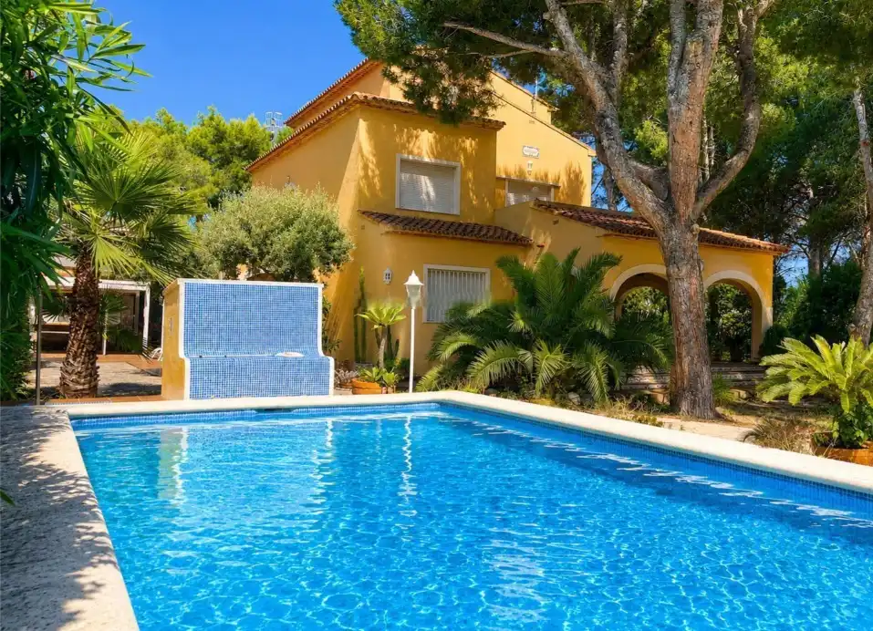Detached house with pool for sale in Las Rotas / Les Rotes