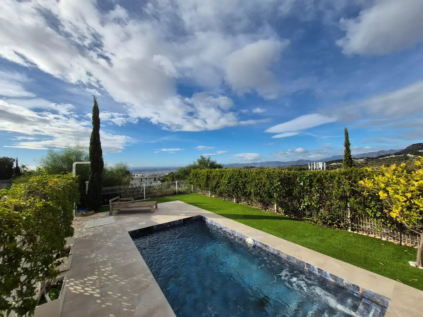 Schwimmbecken von Wohnung zur Miete in Mijas mit Klimaanlage, Privatgarten und Terrasse