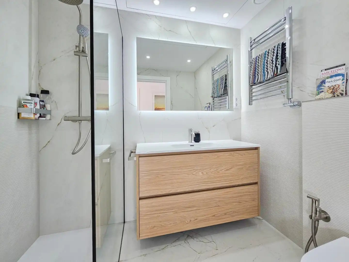Badezimmer von Wohnung zum Verkauf in Barcelona mit Klimaanlage, Heizung und Balkon