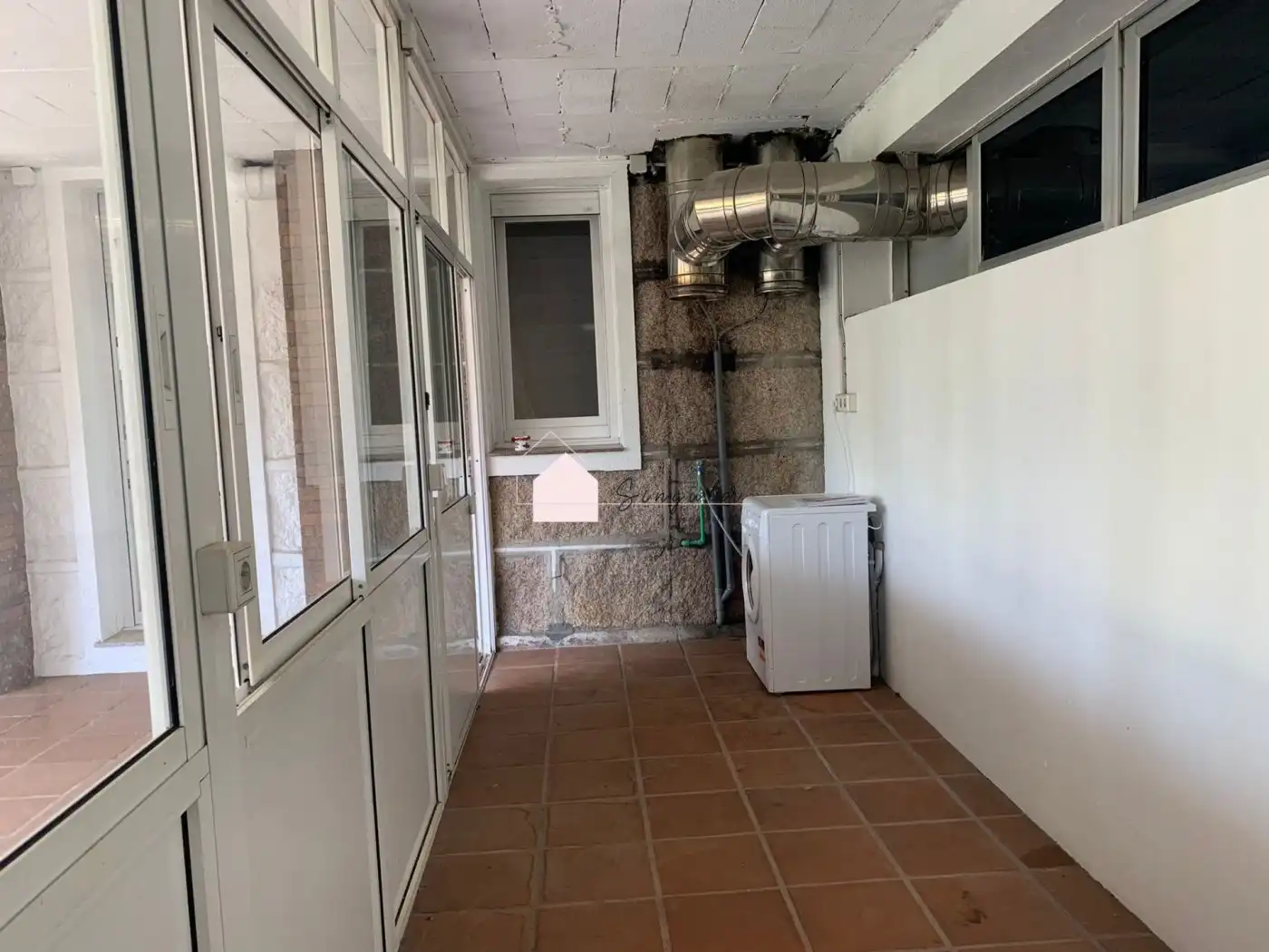 Wohnung zur Miete in Mos mit Heizung, Terrasse und Abstellraum