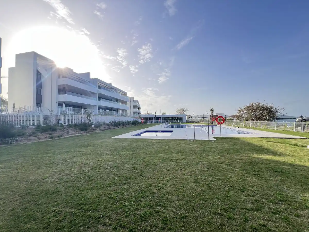 Piscina de Dúplex en venda en Estepona amb Aire condicionat, Terrassa i Traster