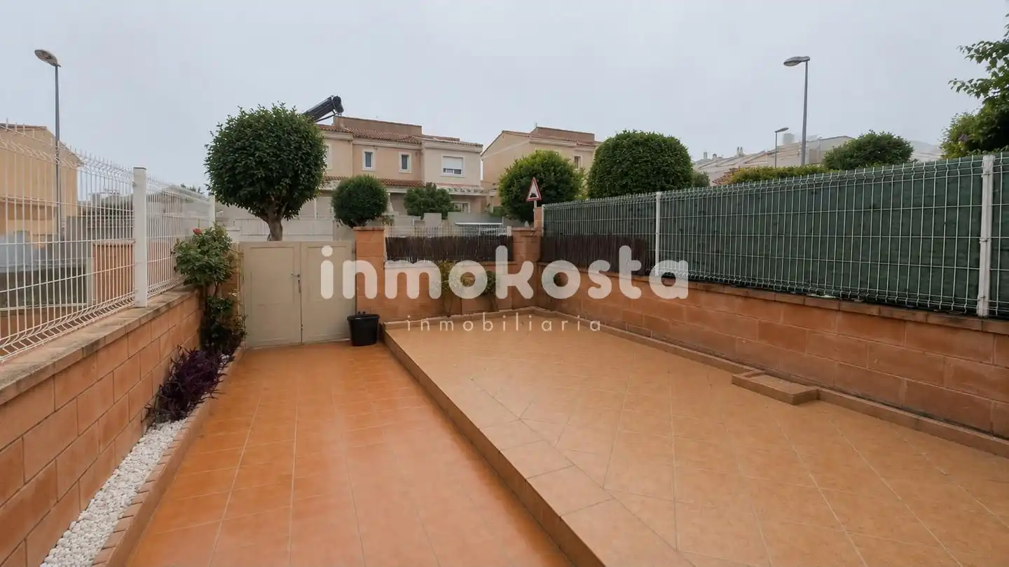 Vista exterior de Casa adosada en venda en La Nucia amb Aire condicionat, Jardí privat i Terrassa