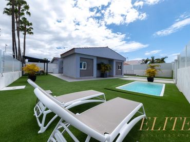Casa aparellada amb piscina en venda a Calle CANADA 10