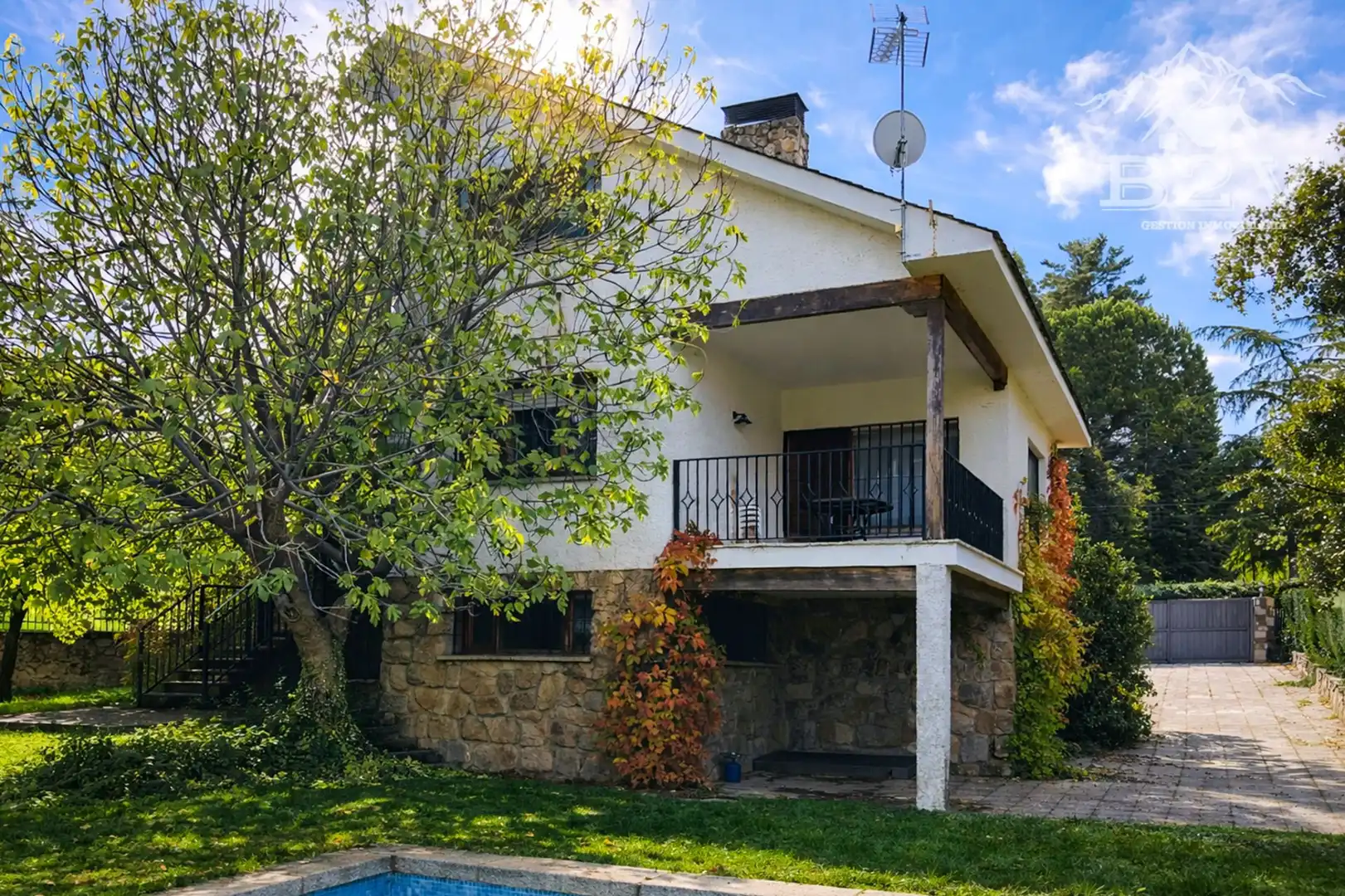 Vista exterior de Casa o xalet en venda en Soto del Real amb Calefacció, Jardí privat i Terrassa